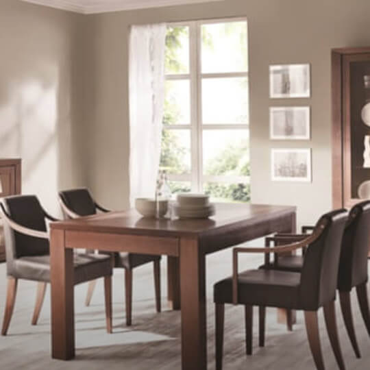 brązowy drewniany stół do jadalni z krzesłami